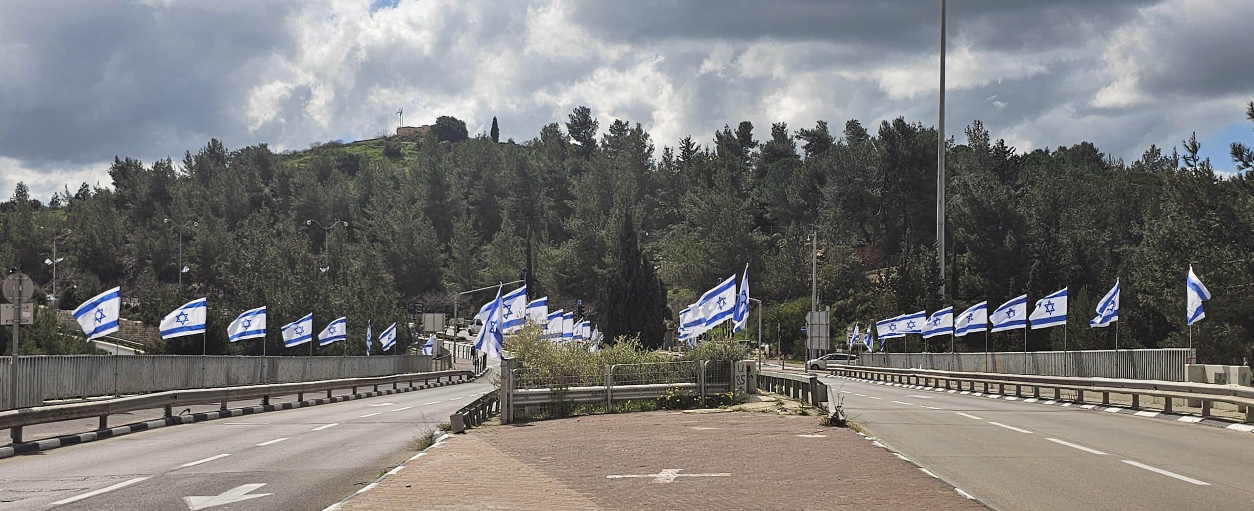 Israelische Fahnen in Mevasseret LeZion