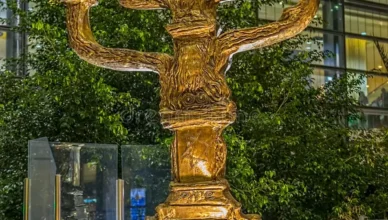 Menorah von Salvador Dalí am Flughafen Ben Gurion in Israel