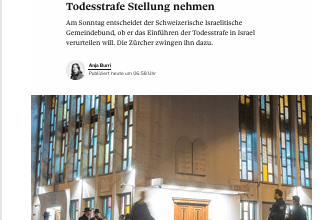 Screenshot of a news article with the German headline about Swiss Jews and Israel; photo shows a night-time street scene outside a lit building with people and bicycles.