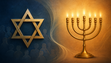 Magen David und Menorah als Symbole für Juden und Judentum