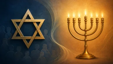 Magen David und Menorah als Symbole für Juden und Judentum